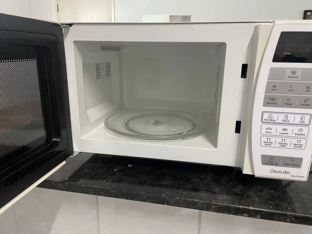 Micro-ondas Panasonic 21 Litros NN-ST254WRU - Foto 4