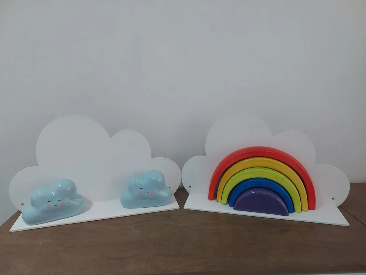 Prateleira Nuvem Arco-íris para Quarto Infantil, acompanhado de duas nuvem de porcela