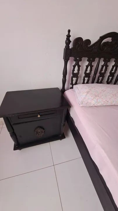 Conjunto de cama de casal com cabeceira talhada em madeira maciça e 2 criados-mudo - Foto 5