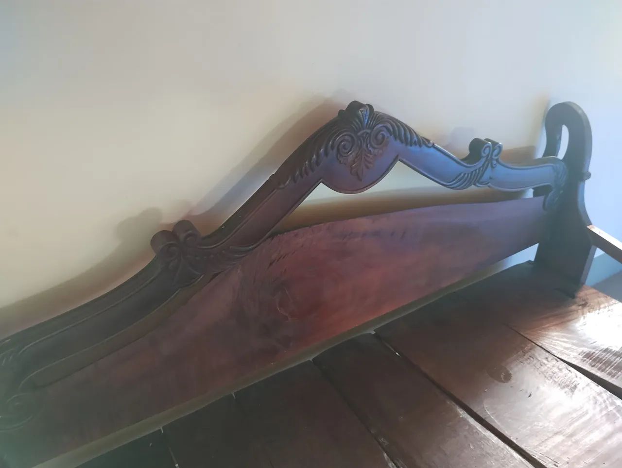 Banco de madeira maciça para área externa