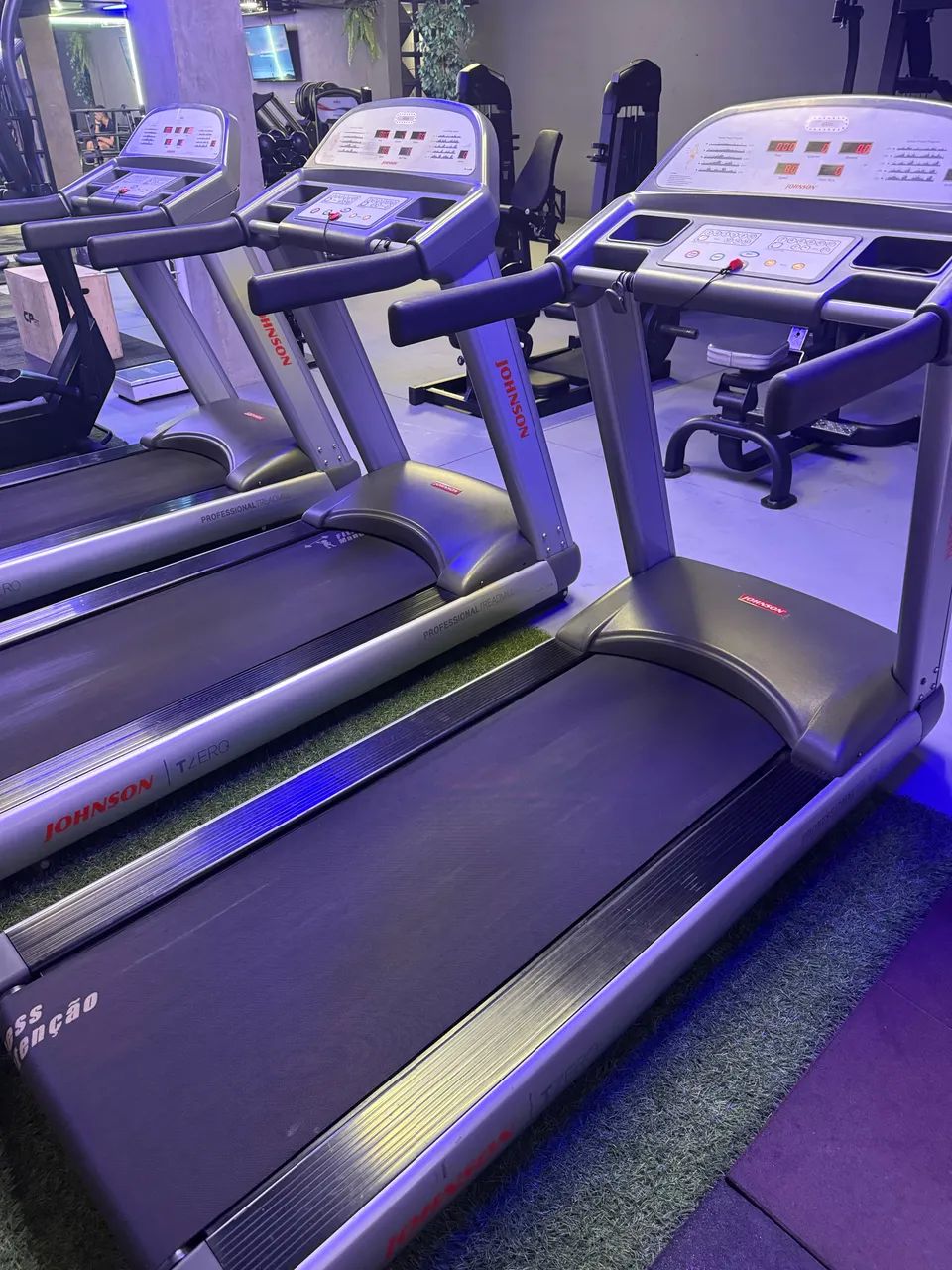 Esteiras profissionais marca jogson com inclinação ,estão montadas no local . - Foto 2