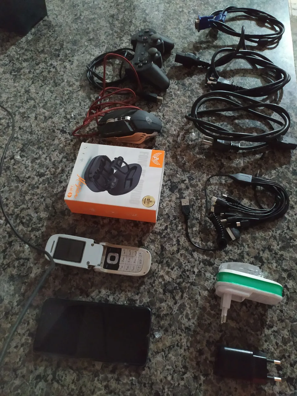 S9 plus e mais um celular antigo e acessórios