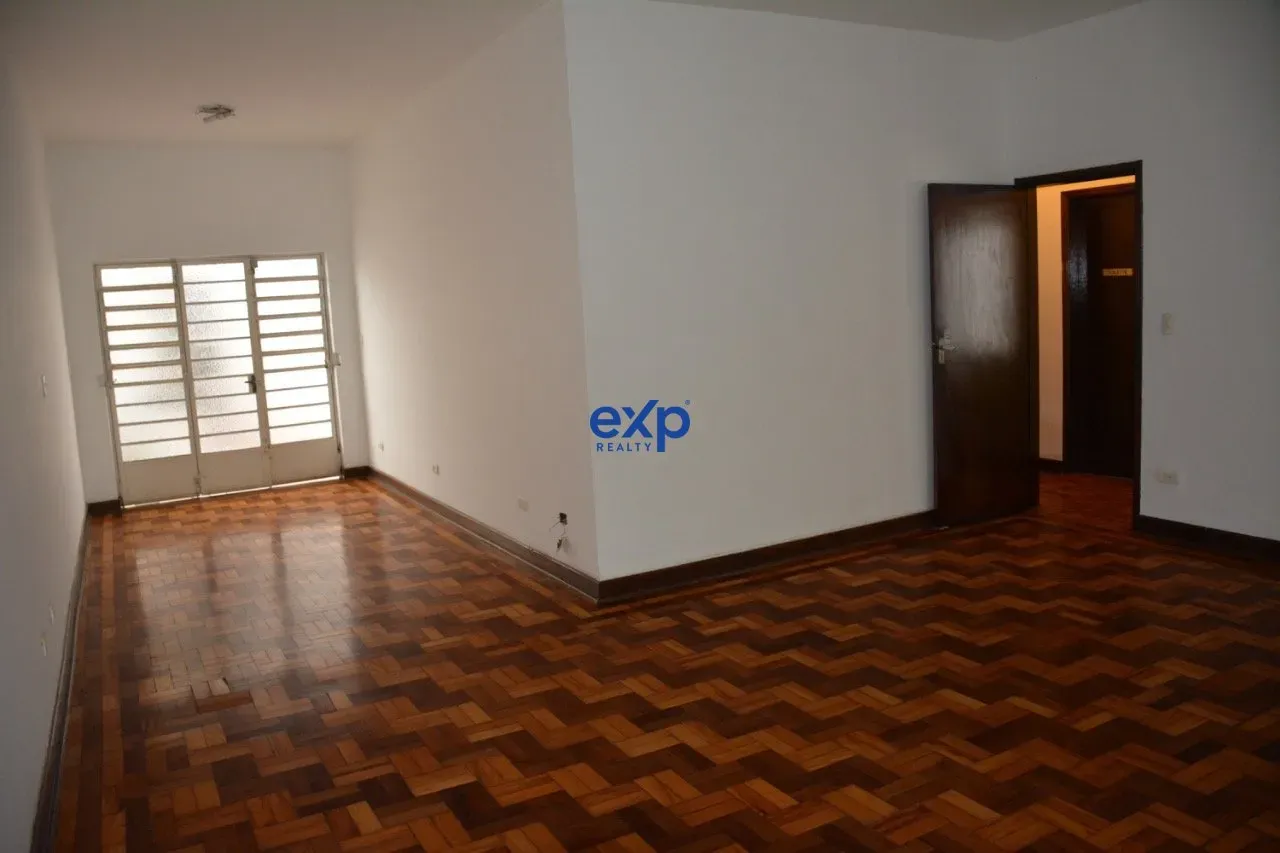 Sobrado à venda - 268 m² de terreno | 285 m² de área construída | Excelente ponto residenc