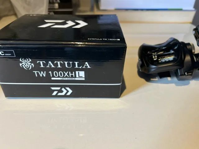 Daiwa 24 Tatula TW 100XHL Bait Reel (esquerda) - Foto 3