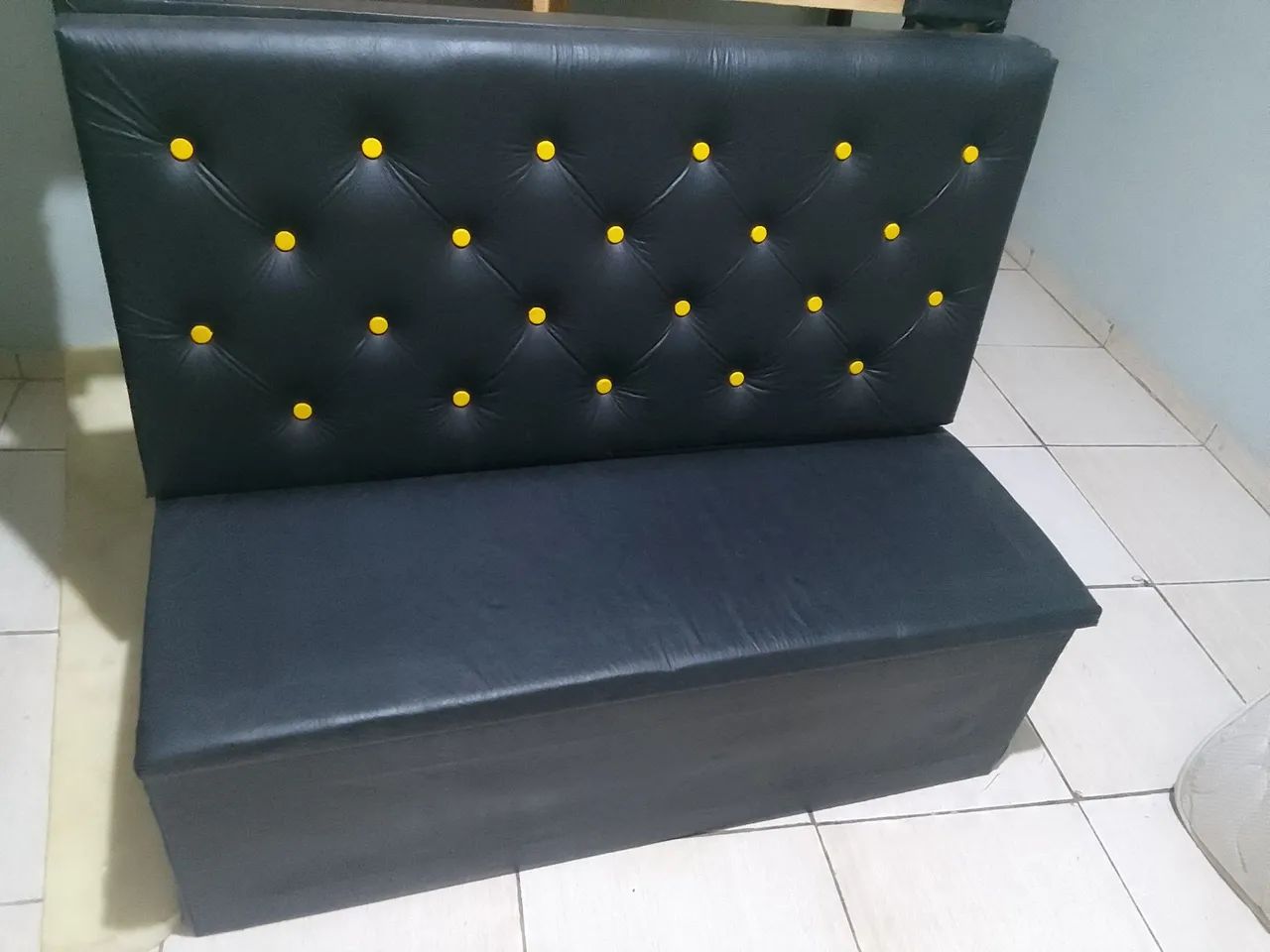 Sofá de Canto Preto com Botões Dourados - Foto 2