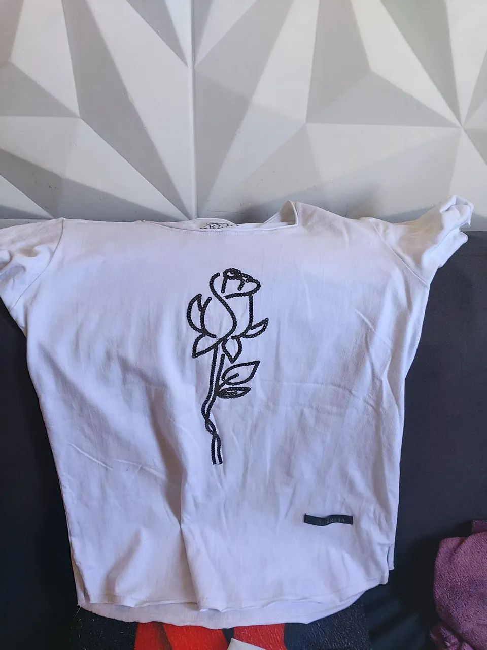 camiseta  casual oversized com estampa floral. 