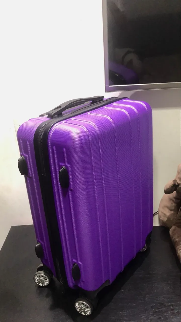 Mala de viagem roxa com rodinha