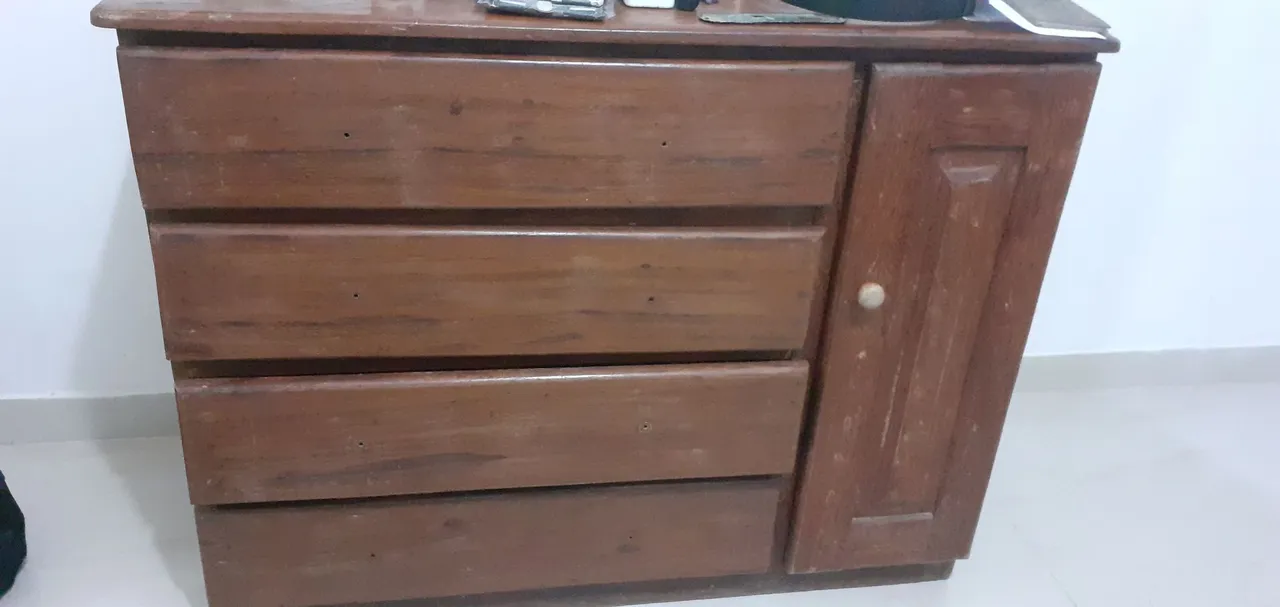 Cômoda de madeira maciça com 4 gavetas e uma sapateira