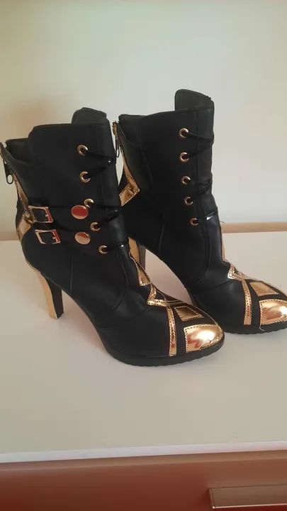 Botas pretas com detalhes dourados - Foto 3