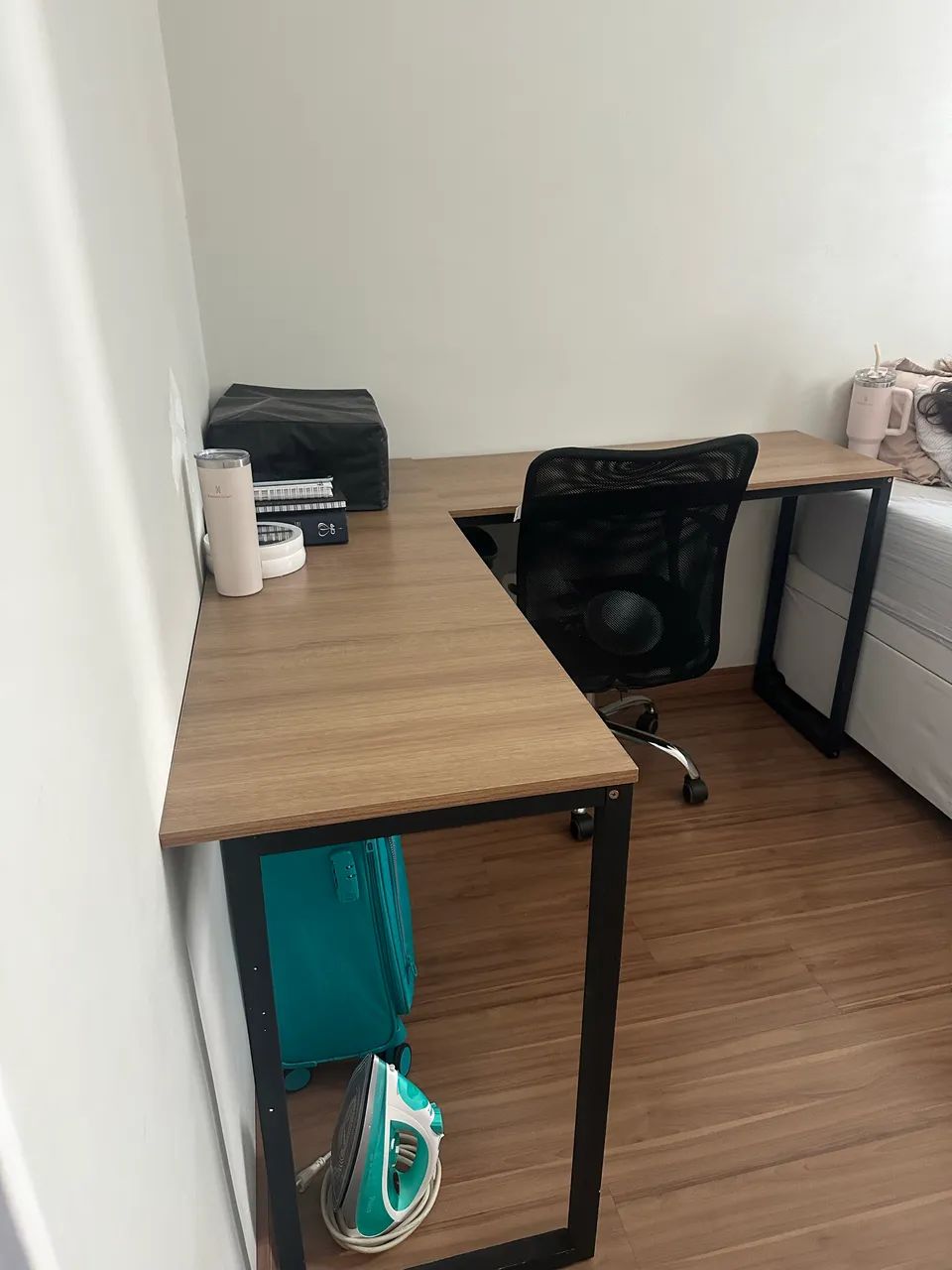 Escrivaninha + Cadeira de escritório + Gaveteiro 