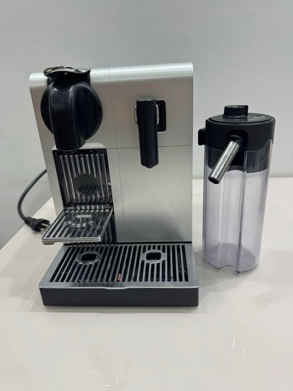 Cafeteira Nespresso Lattissima Pro EN750.