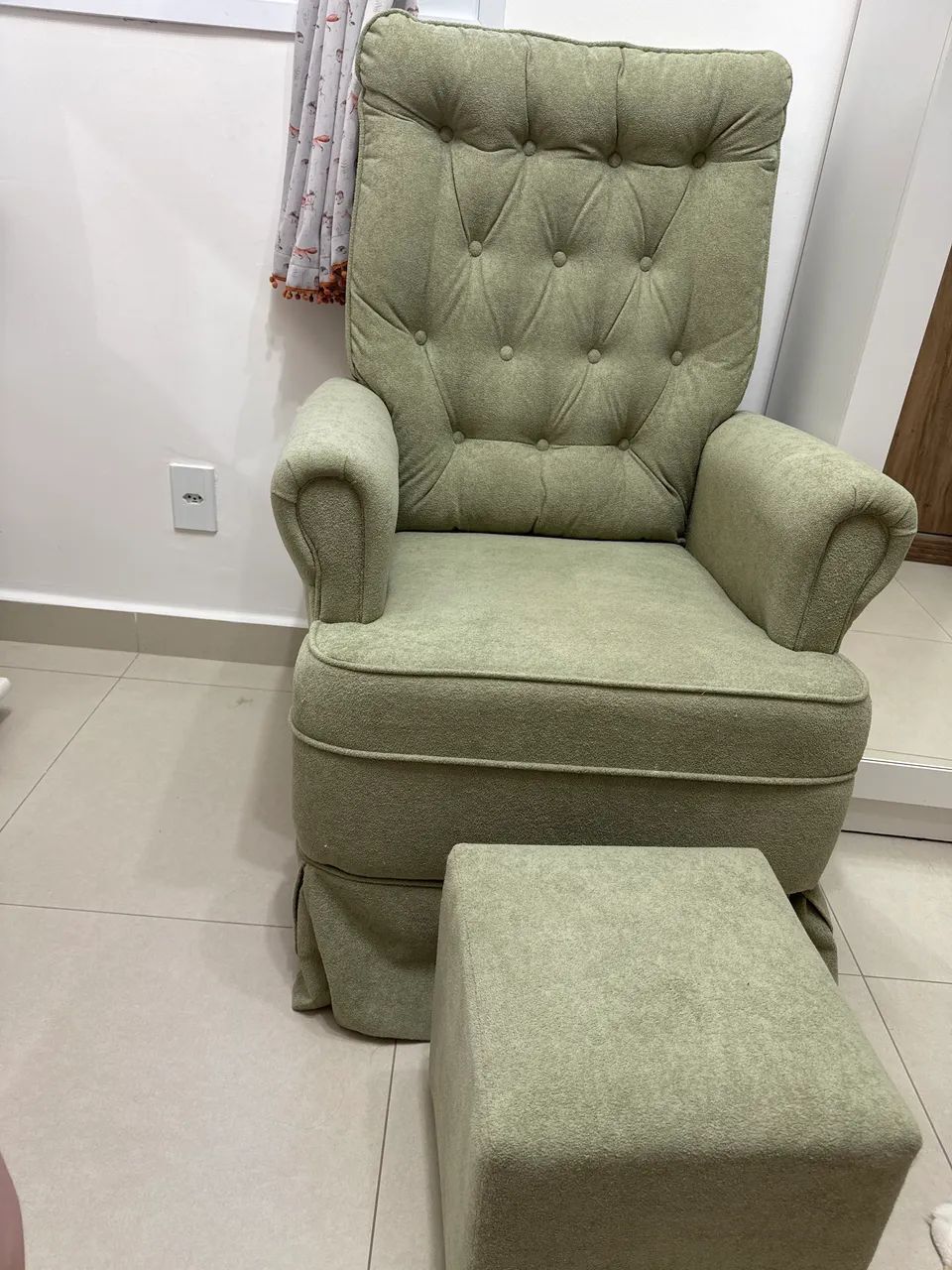 Poltrona amamentação verde com puff - Foto 2