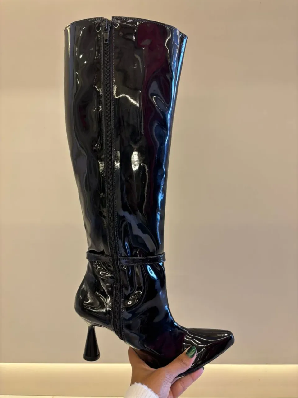 Bota feminina preta de cano longo e salto fino
