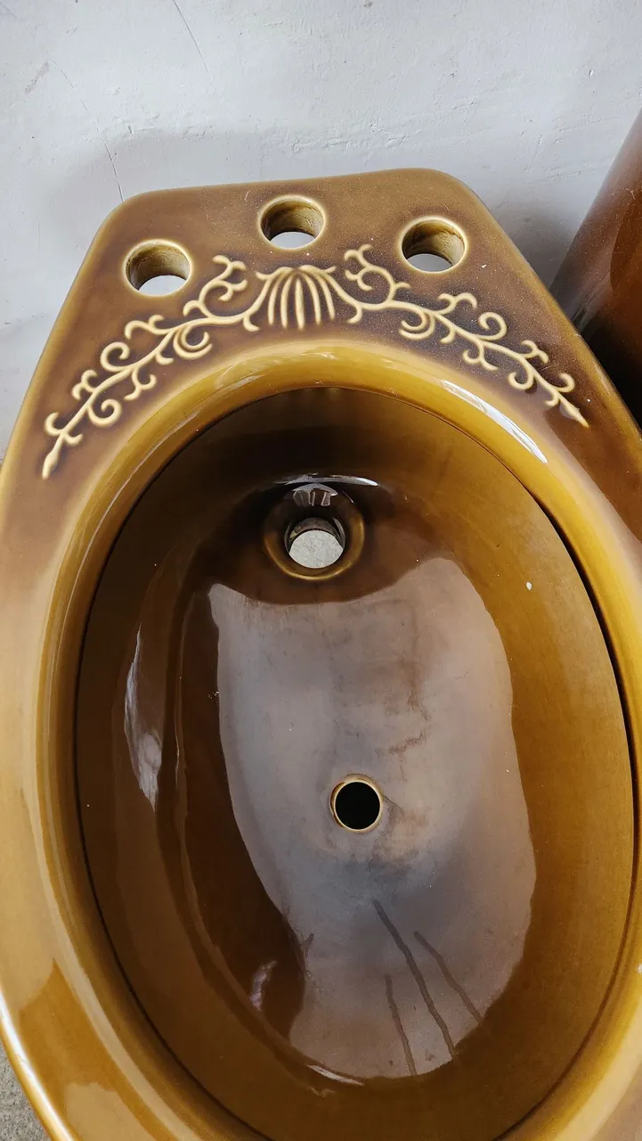 Vaso Sanitário Antigo com Design Clássico - Objeto Antigo