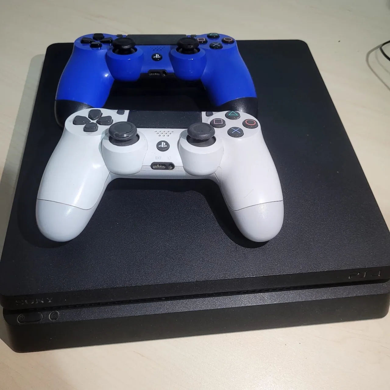 Playstation 4 + 2 Controles