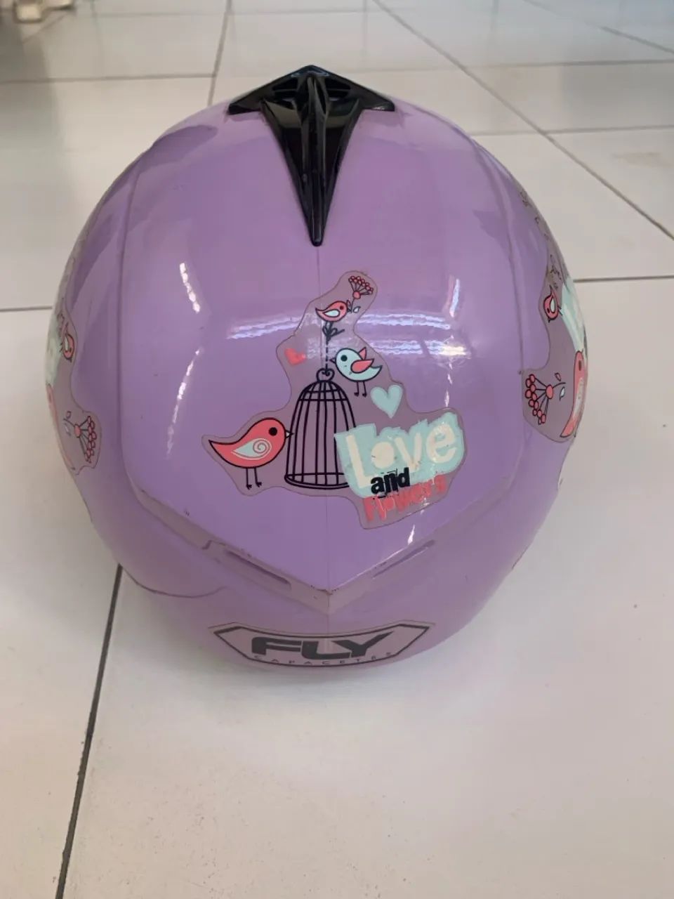 Capacete Rosa com Design de Pássaros