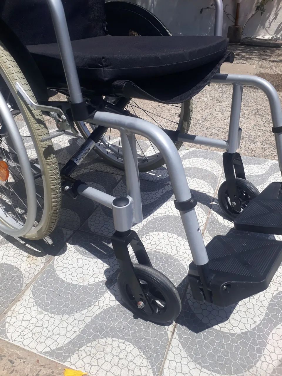 Cadeira de Rodas em Alumínio nova - Foto 2