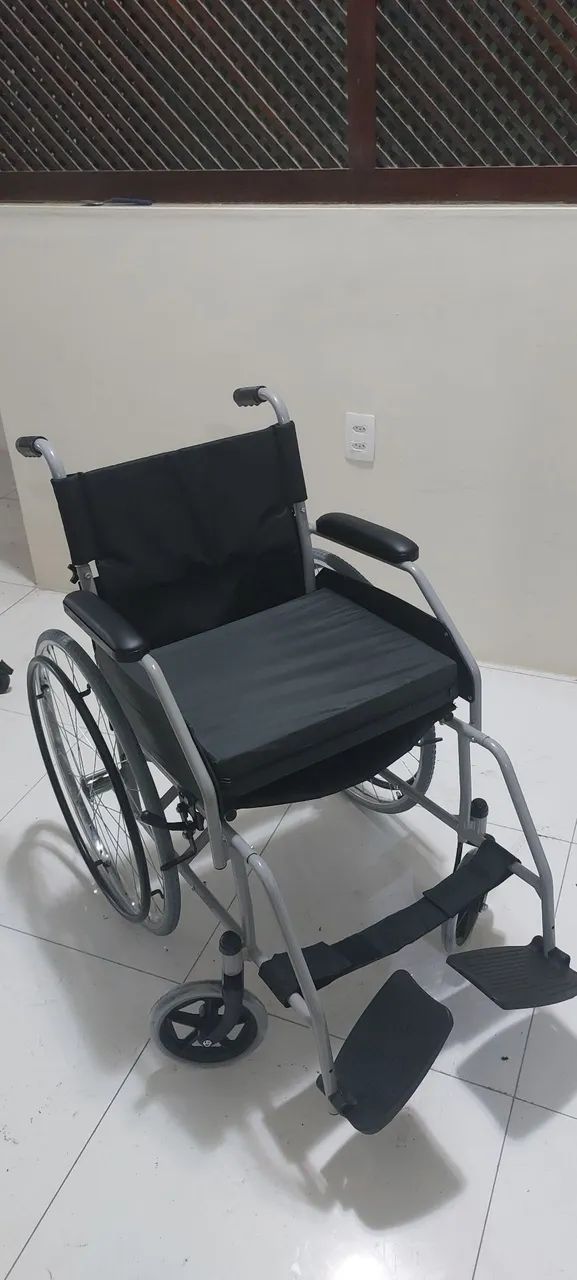 2 Cadeiras de rodas: uma de  passeio e uma de banho  - Foto 2