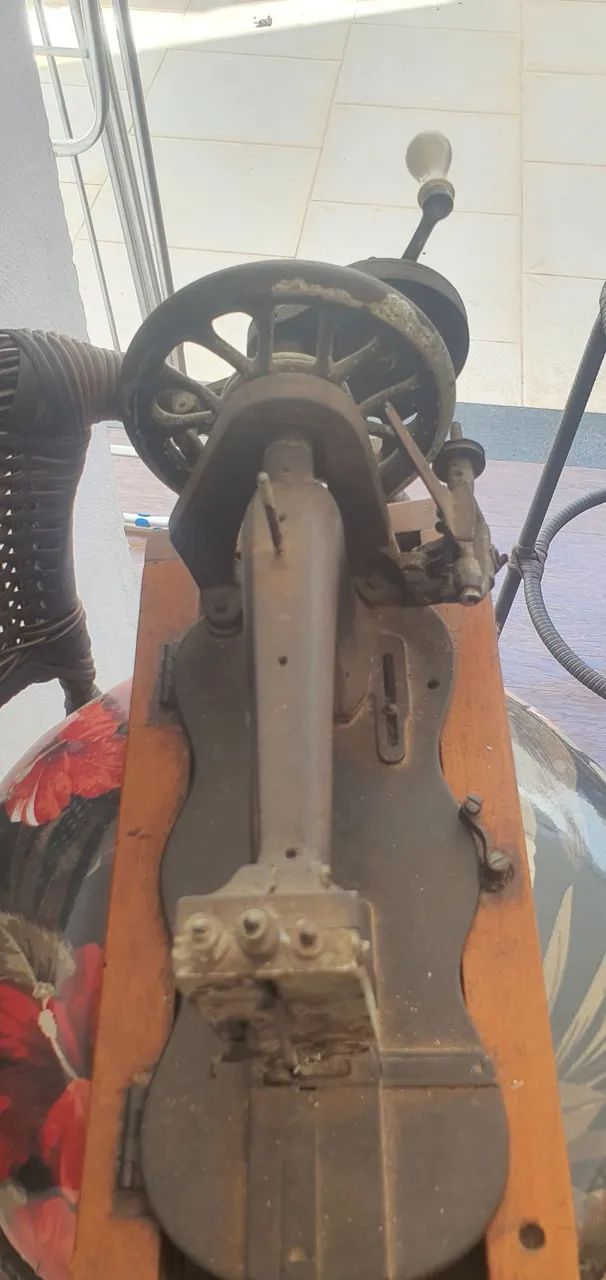 Máquina de Costura Antiga - Foto 3