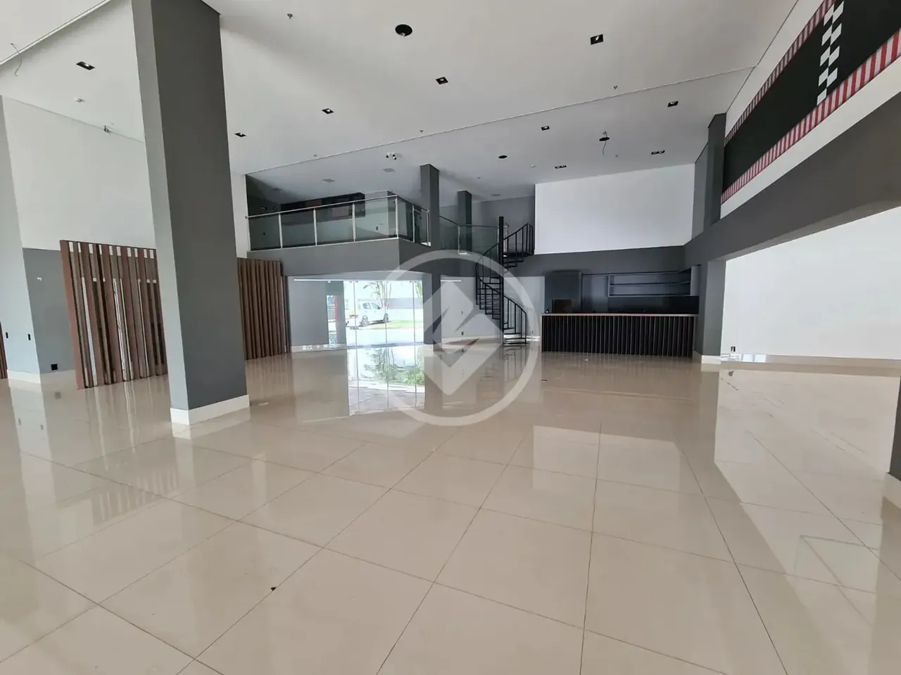 Sala Comercial com 300 m² de frente para a avenida Miguel Sutil, próximo da rotatória do S