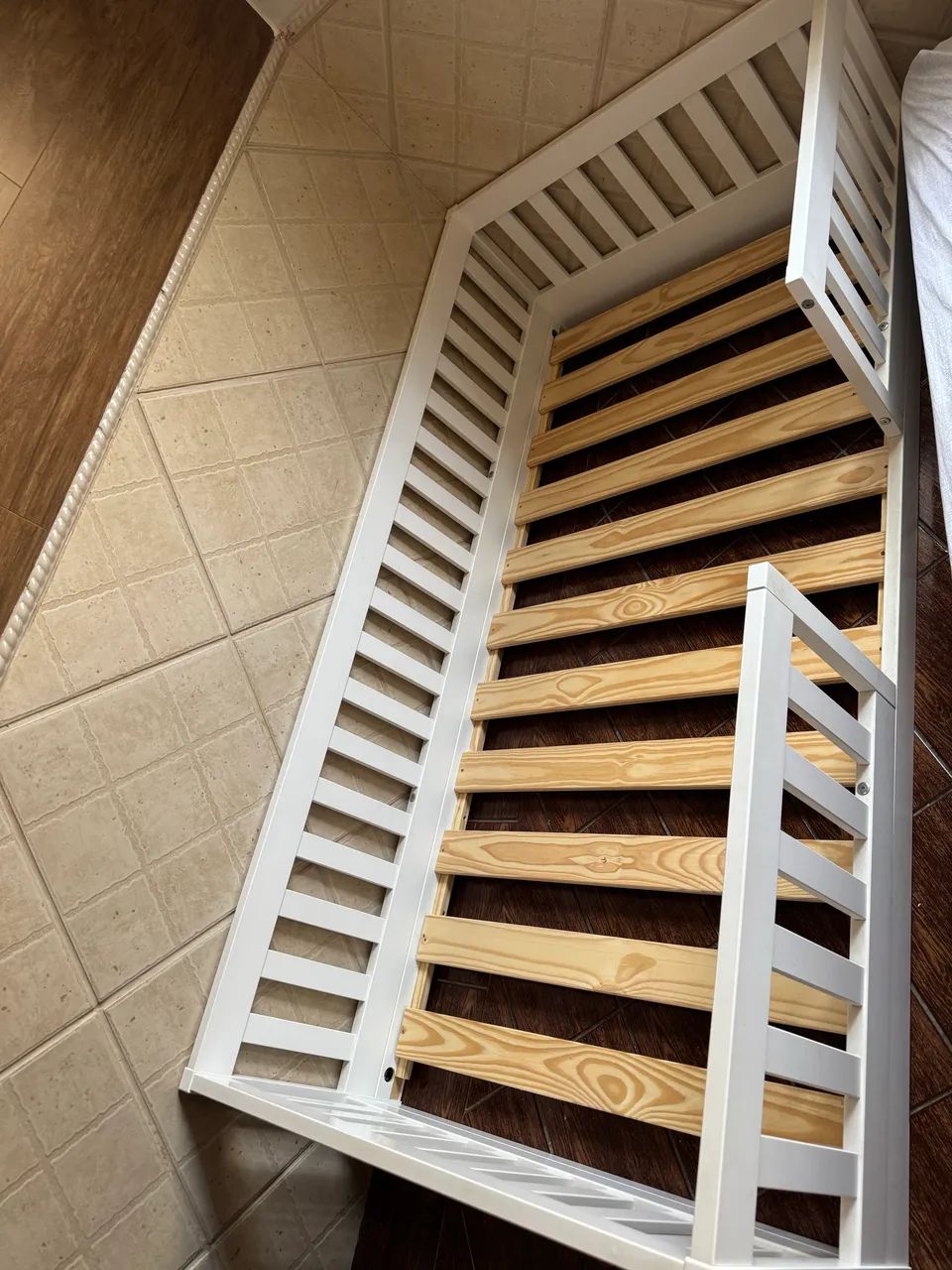 Cama infantil Montessoriana Branca de Madeira - Foto 2