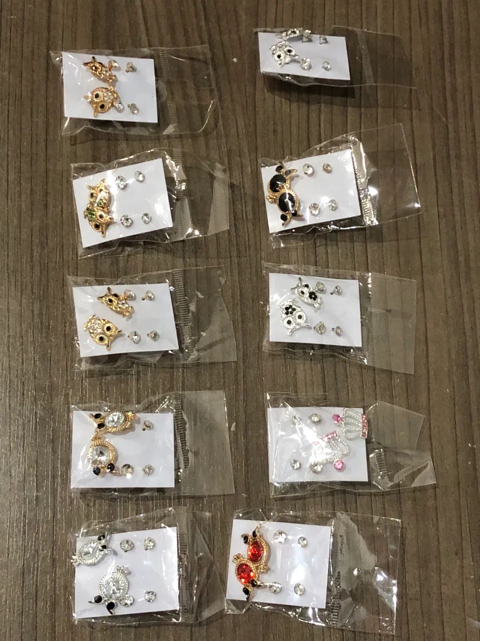 Brinco para menina cá da pacote vem com 4 pares  - Foto 3