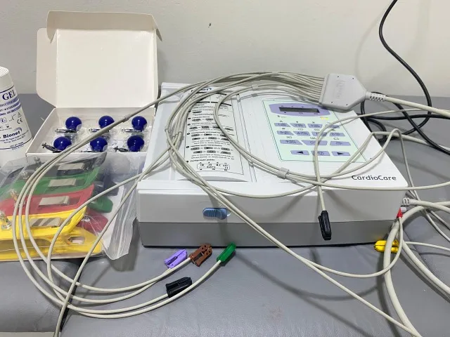 APARELHO DE ELETROCARDIÓGRAFO