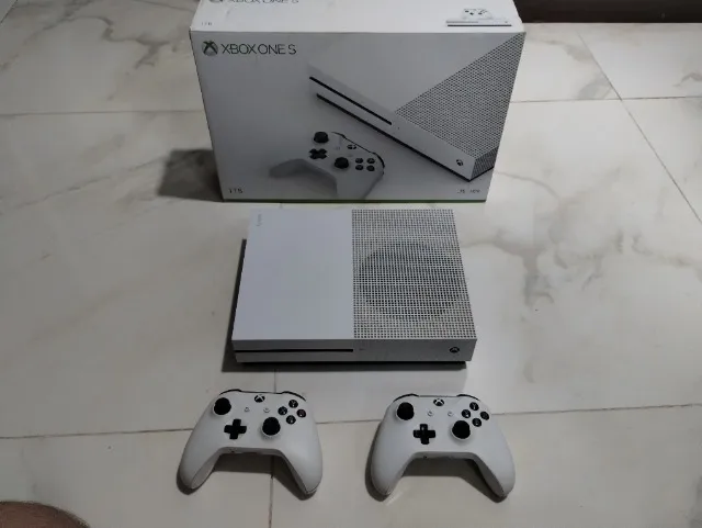 Xbox One S 1tb com dois controles (semi-novo, usados poucas vezes).