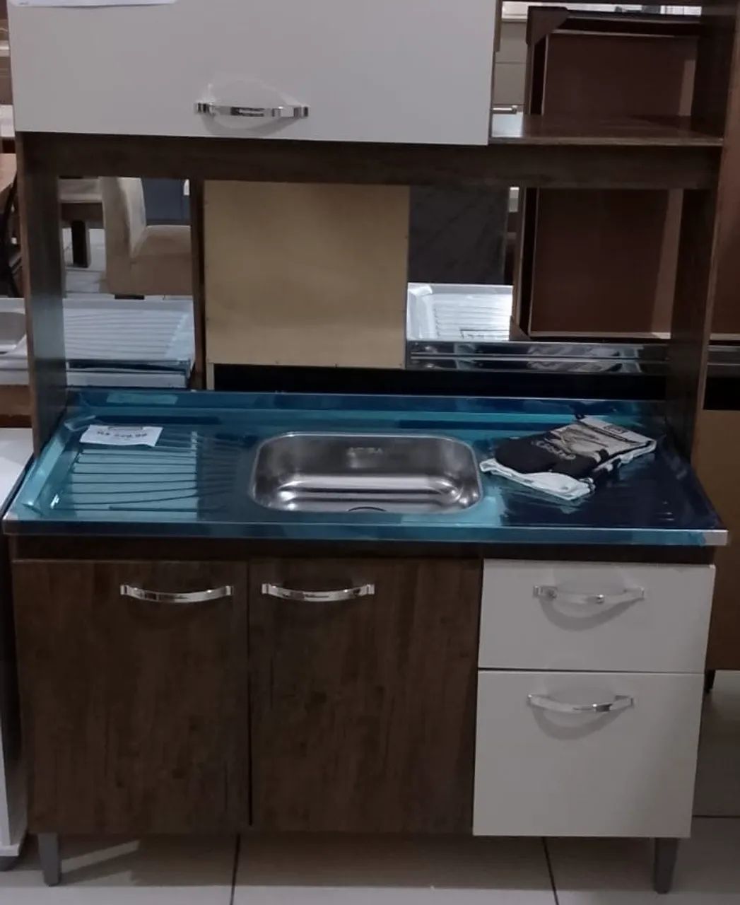 Cozinha seminova com Cuba preta 