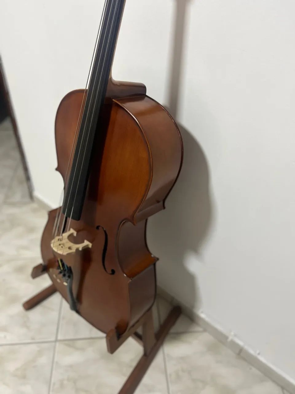 Violoncelo em ótimo estado.