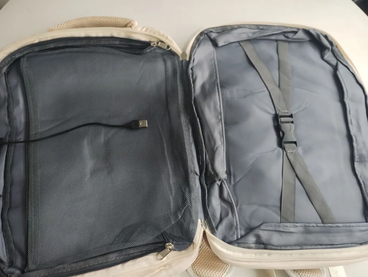 Kit com 2 mochilas -Mochila Bege com Detalhes Modernos - Foto 2