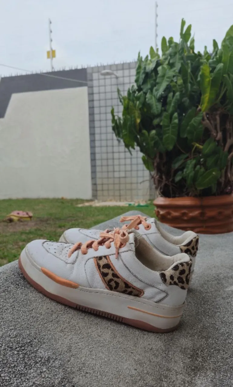 Tênis Casual Branco com Detalhes em Animal Print