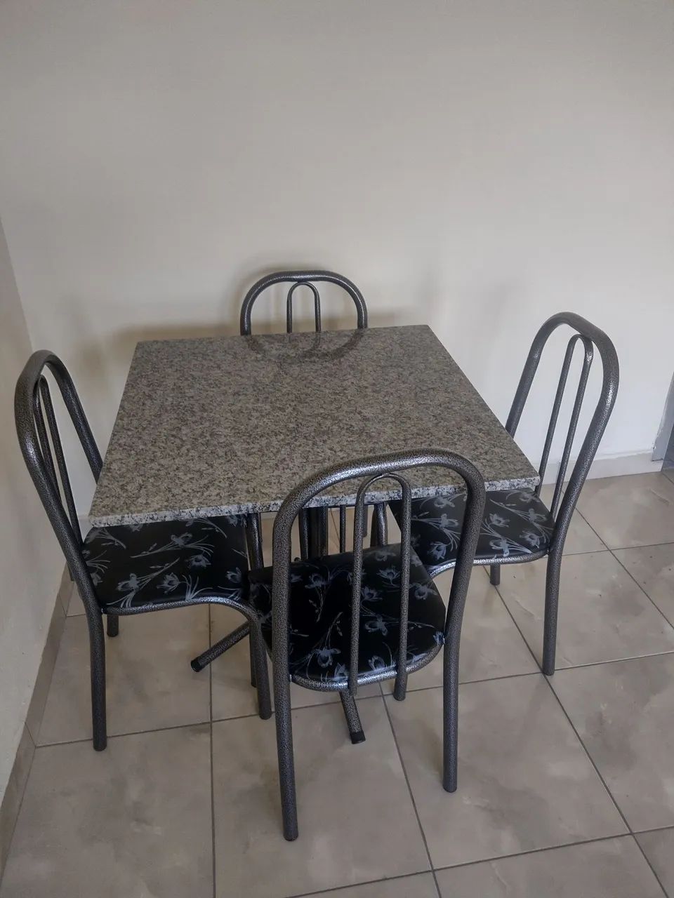 Mesa de Jantar com 4 cadeiras - Foto 5