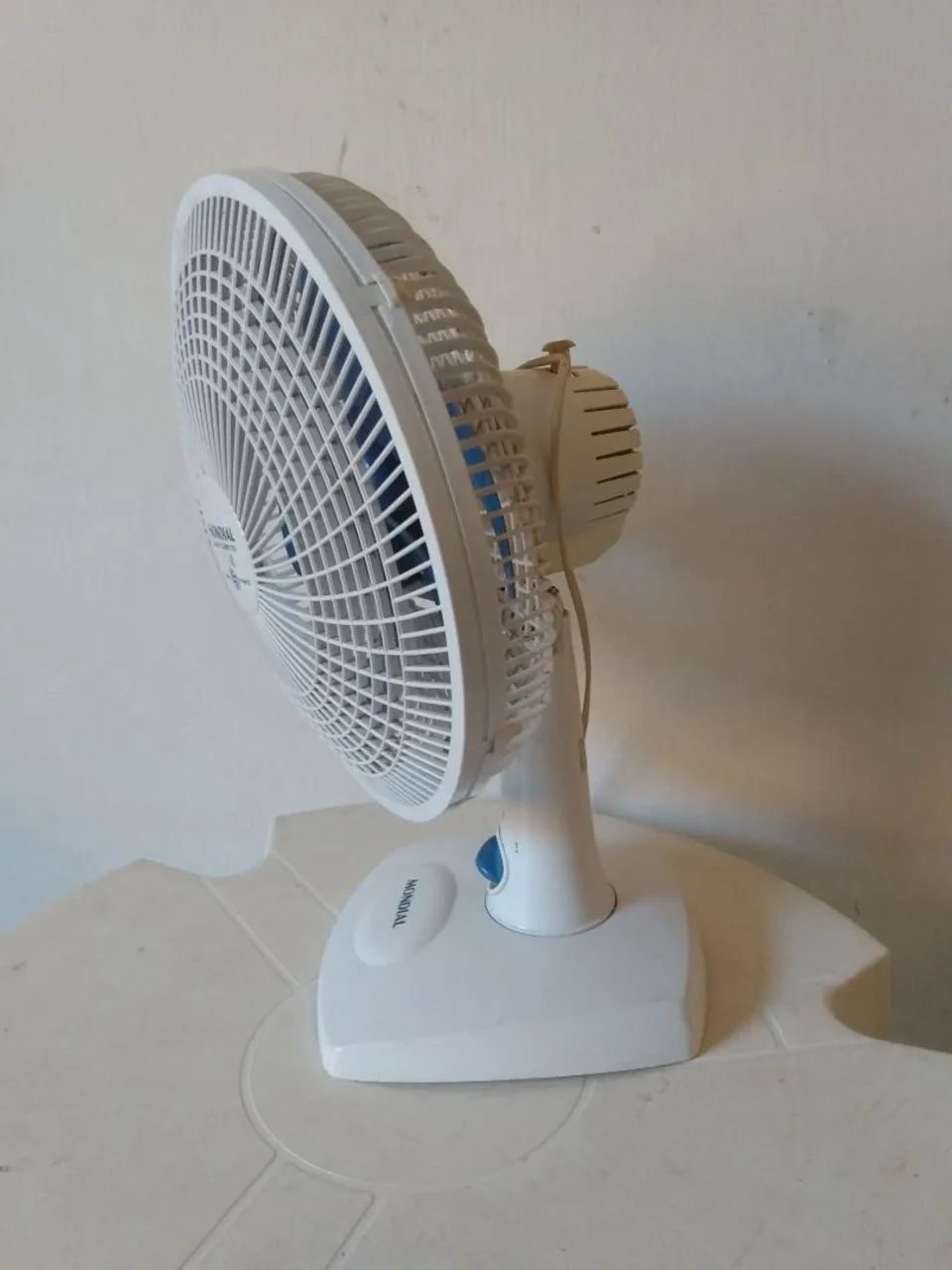 Vendo 3 Ventiladores de Mesa (COM  DEFEITO)  - Foto 4