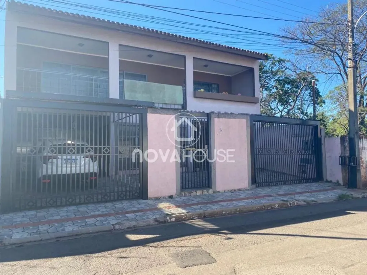 SOBRADO COM ÓTIMA LOCALIZAÇÃO NO MONTE CARLO