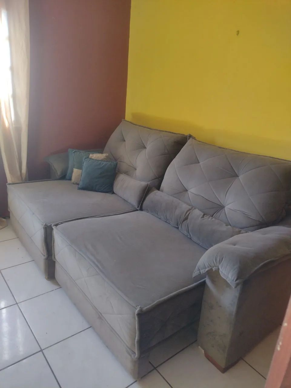 Sofá retrátil cinza de 3 lugares