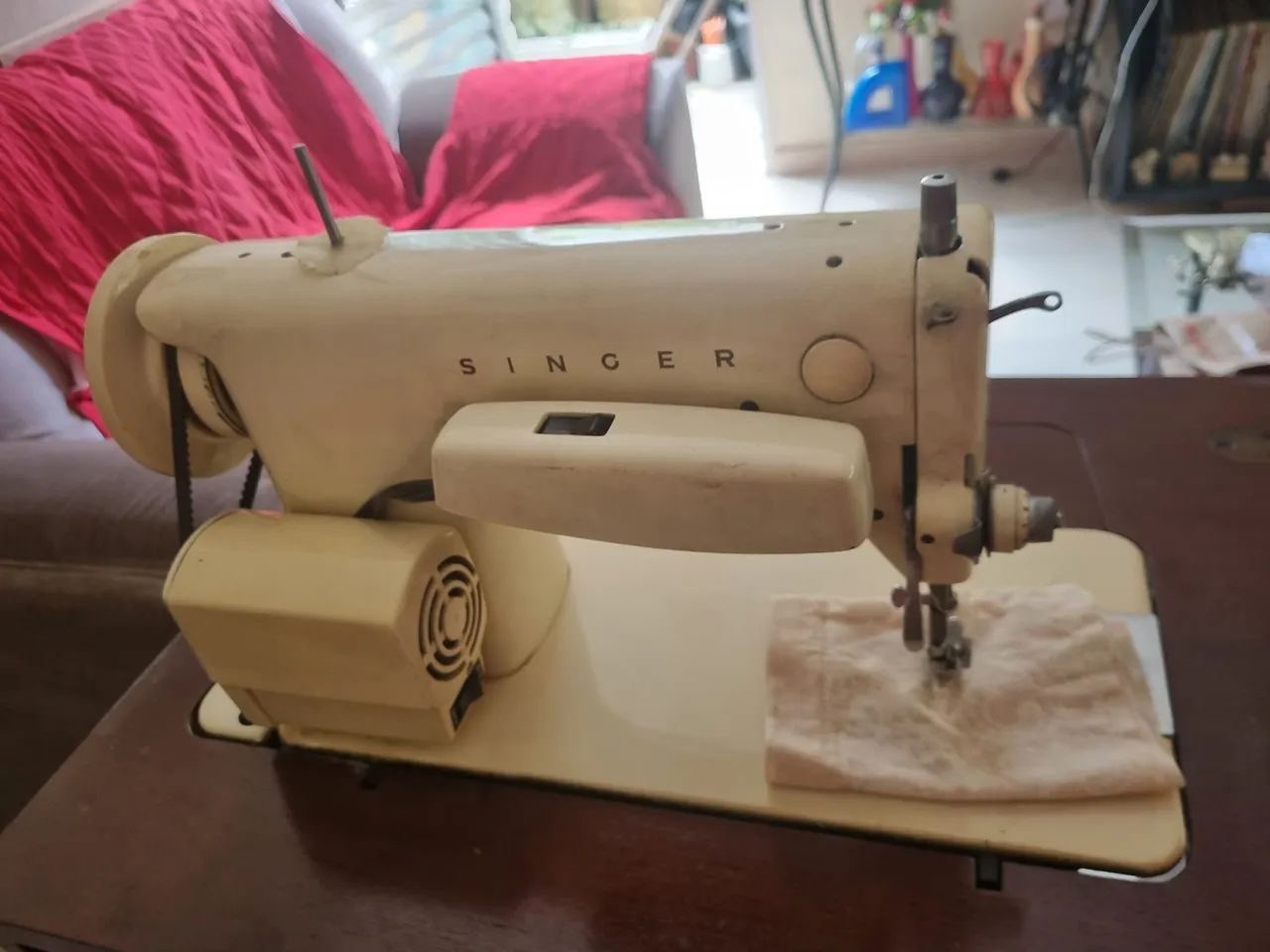 Máquina de costura singer reta com gabinete em bom estado funcionando perfeitamente 110v  - Foto 5