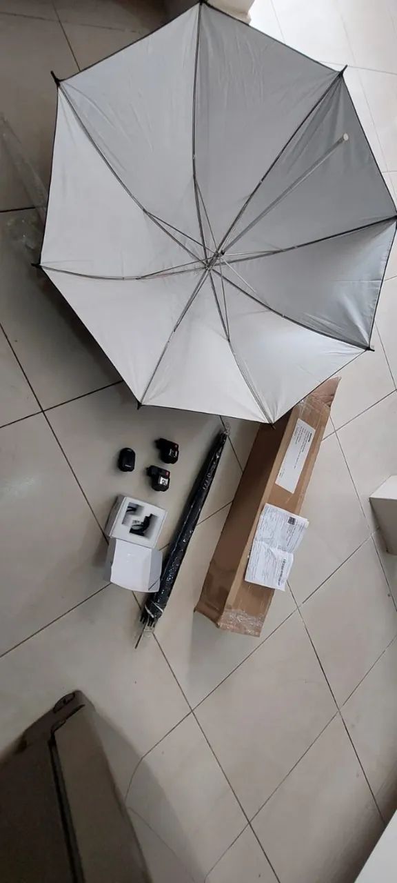 kit de flash de estúdio com rádio flash integrado (4 canais) + 2 sombrinhas difusoras