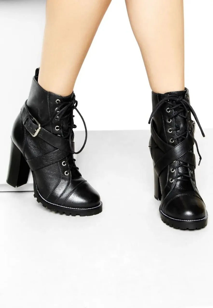 Bota Feminina Coturno Tratorada Preta com Salto Alto