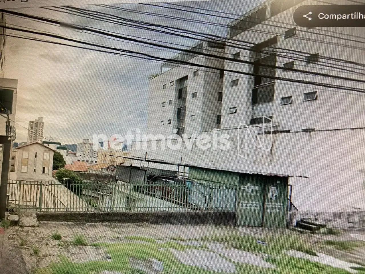 Localizado em uma rua plana e de fácil acesso