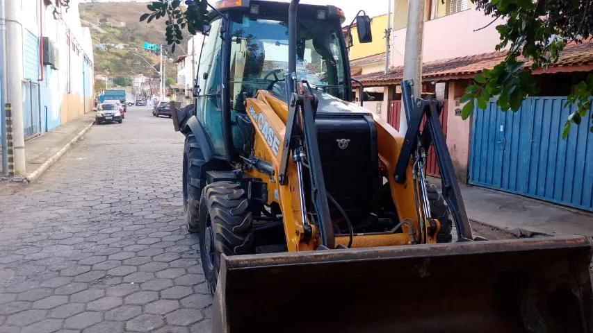 Vendo Retroescavadeira CASE