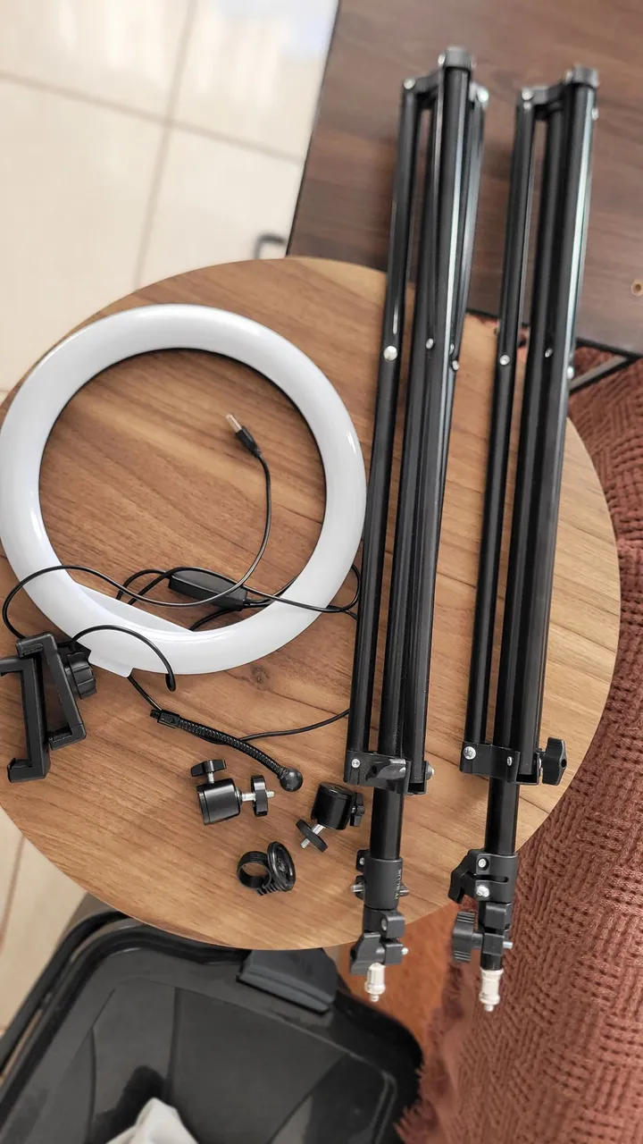 2 tripés de 2 metros cada + adaptadores flexíveis para câmera e celular
