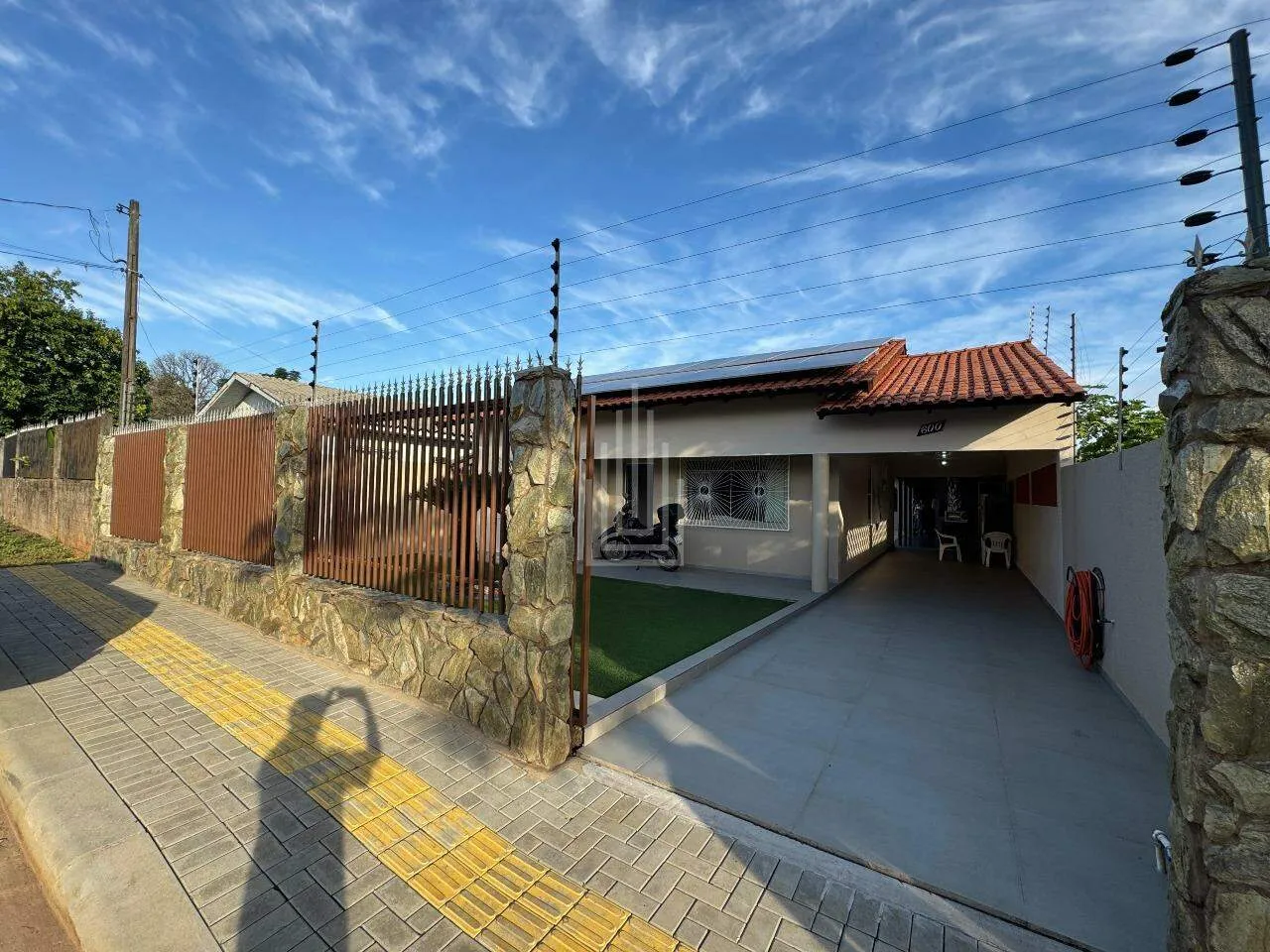 CASA COM PISCINA PARA LOCAÇÃO NO BAIRRO PARQUE OURO VERDE EM FOZ DO IGUAÇU