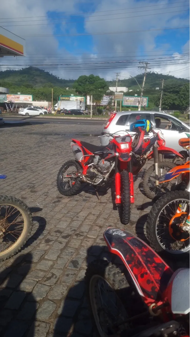Vende-se CRF 230 preparada - tá um canhão!