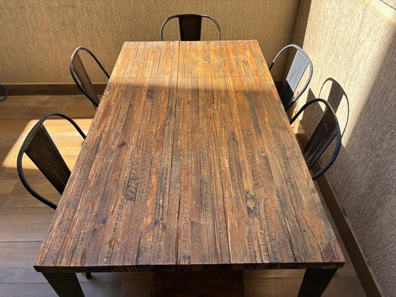 Mesa de madeira maciça e 6 cadeiras - Foto 3