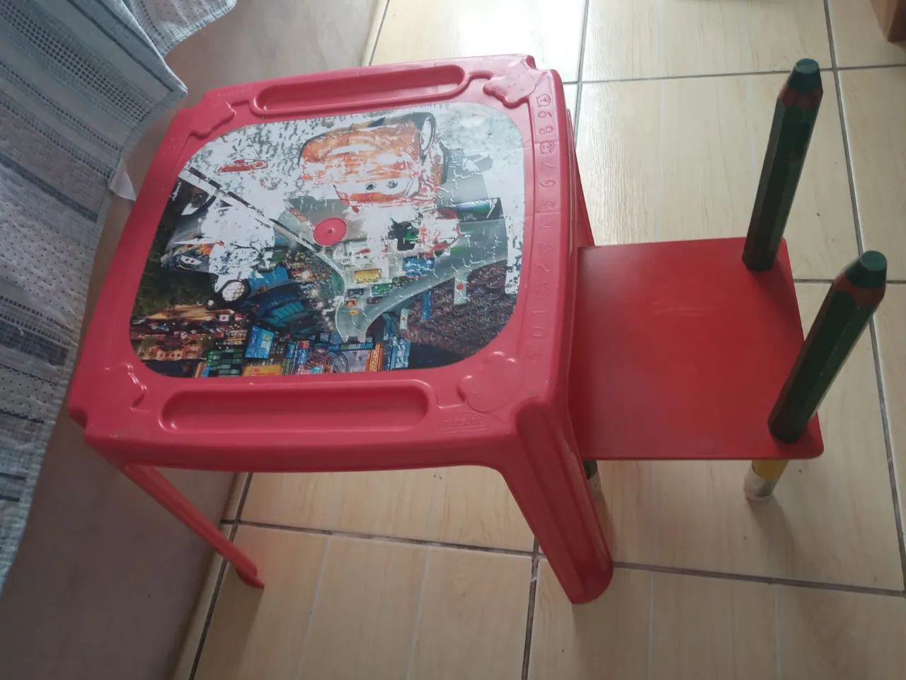 Mesa infantil com cadeira entrego em JF 100 reais  - Foto 3