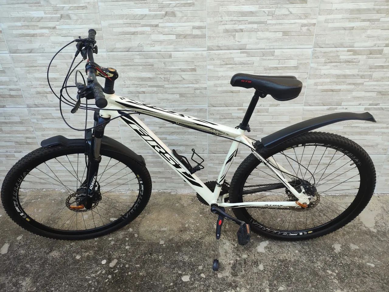 Bicicleta Aro 29 semi nova, super conservada.