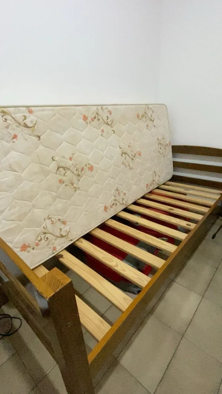 Cama e colchão de solteiro 