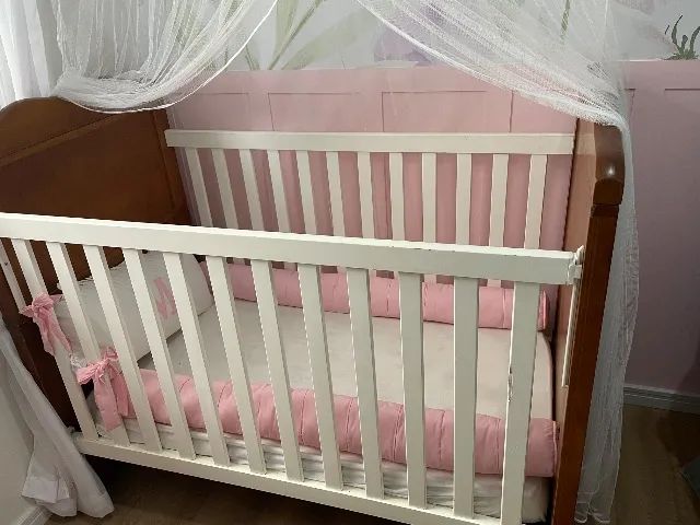Berço de madeira maciça que vira cama