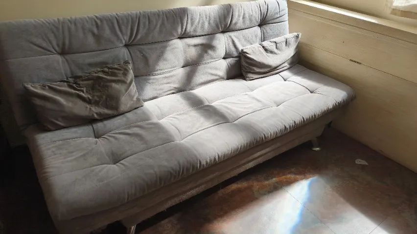 Sofá-cama Suede Cinza em bom estado